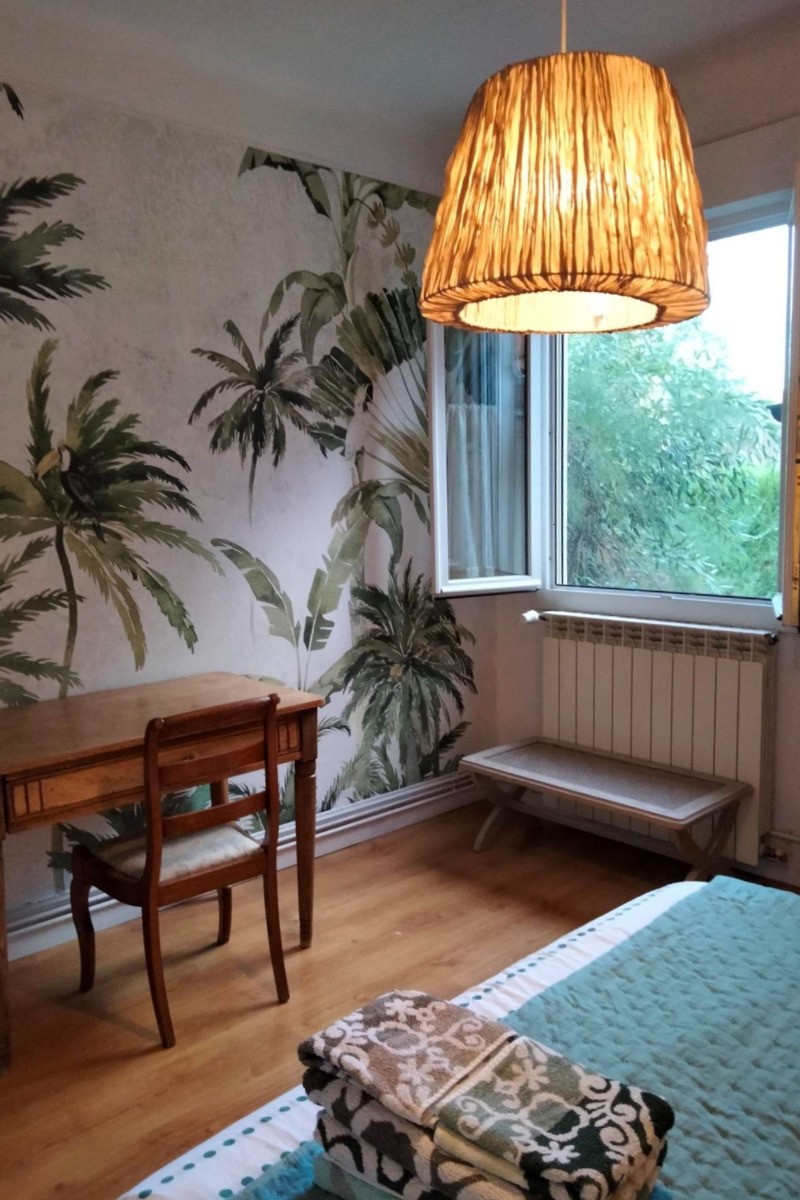 Chambre avec vue sur le jardin.