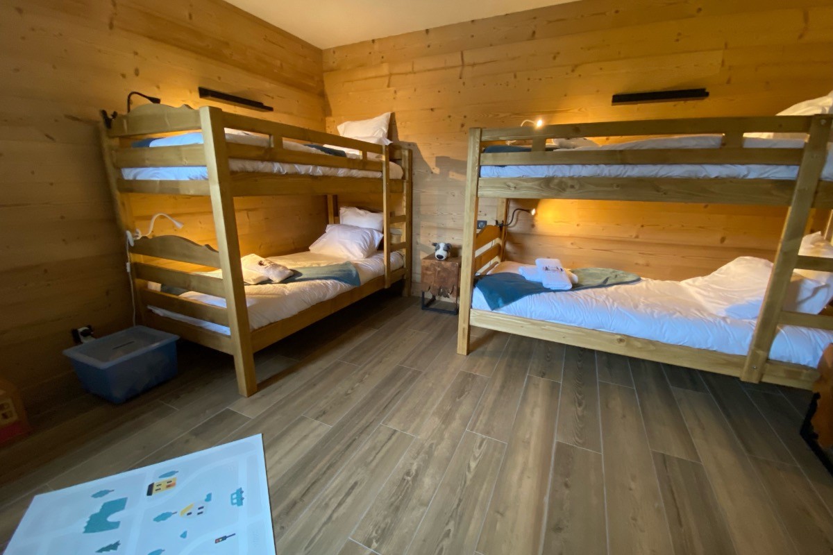 Chambre N°2 - rdc - 4 lits simples superposés (90/190) + TV