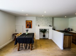 Pièce de vie au RDC avec espace salon et TV, espace séjour et espace cuisine toute équipée (congélateur, plaques induction, machine à café + expresso, etc.).
Machine à laver