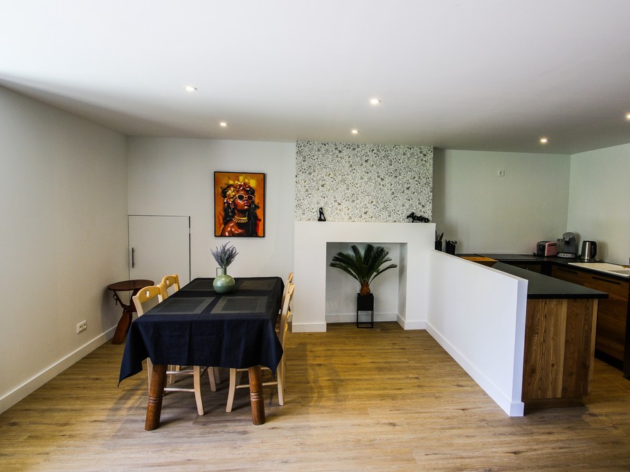 Pièce de vie au RDC avec espace salon et TV, espace séjour et espace cuisine toute équipée (congélateur, plaques induction, machine à café + expresso, etc.).
Machine à laver