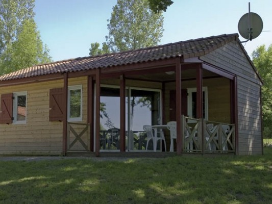 Chalets du camping de la Borde en Auvergne au cœur de l'Allier à Vieure