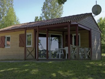 Chalets du camping de la Borde en Auvergne au cœur de l'Allier à Vieure