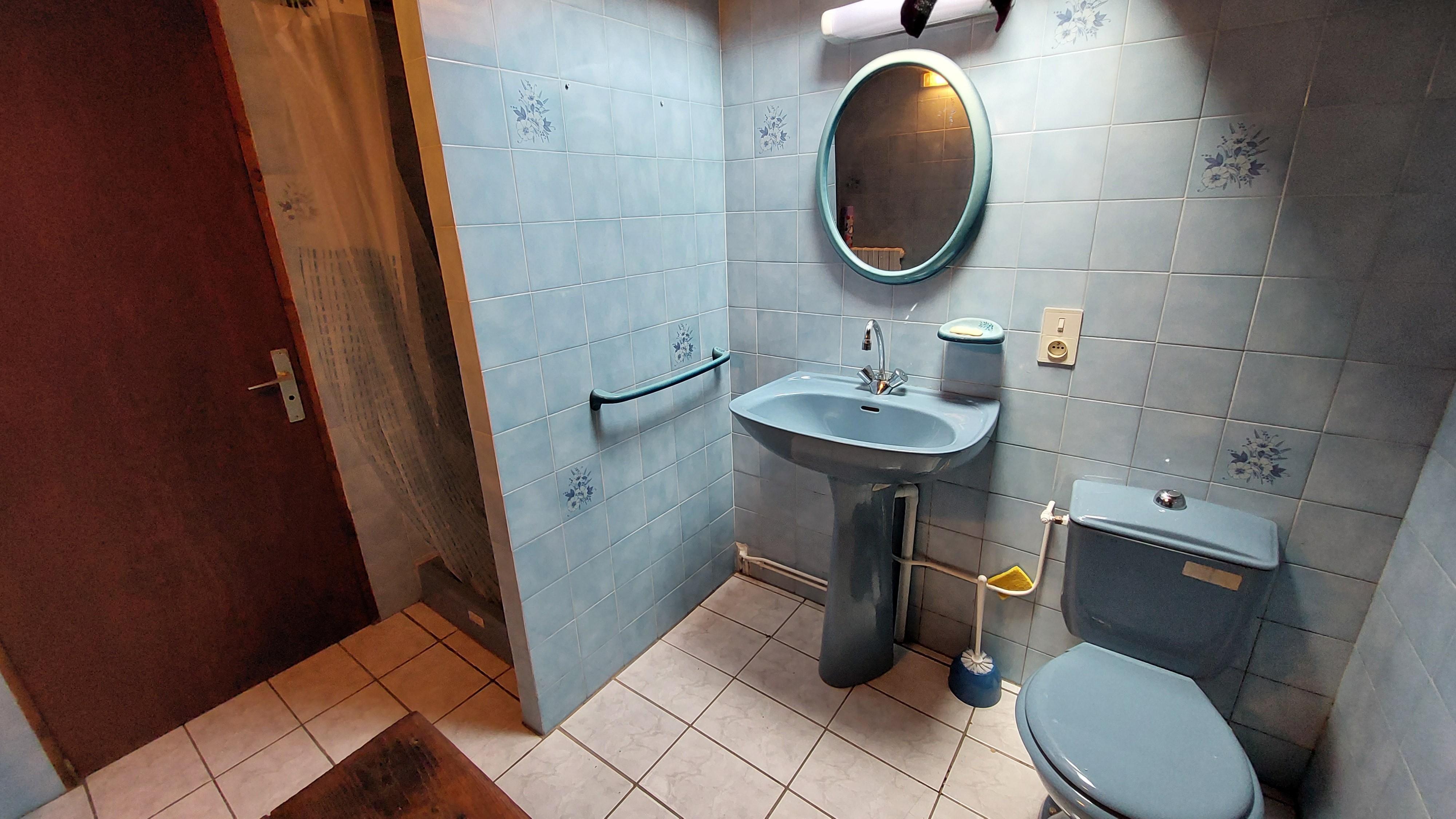 Shower room with washbasin and WC on the first floor of the gîte