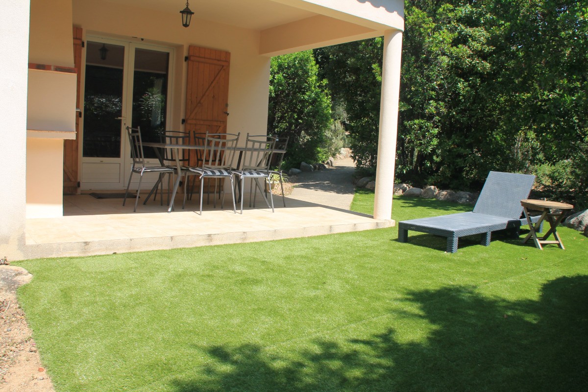 Espace détente devant la terrasse