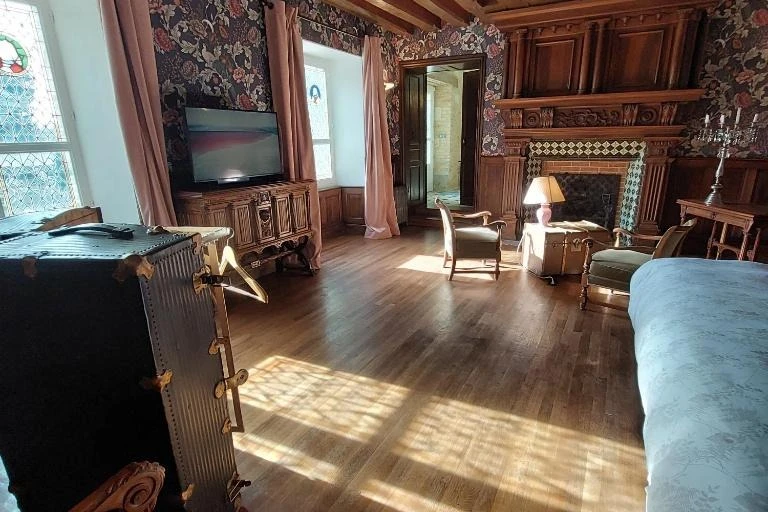Grande chambre indépendante du salon pour 2 personnes avec un literie extra large et rangements