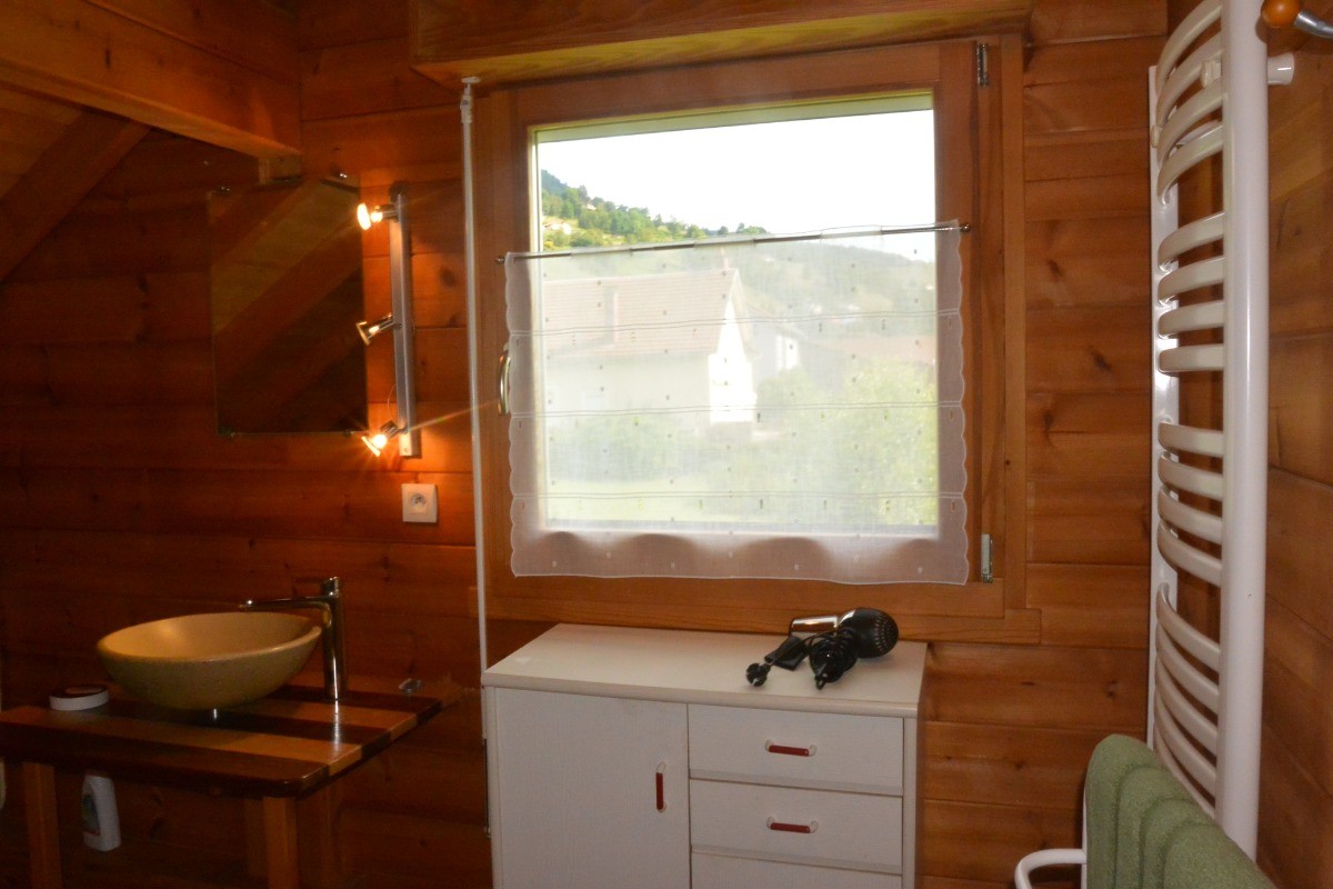 Salle de bain 1er étage Chambre n°2 - Chalet sous Le Théâtre, au cœur de Bussang dans les Vosges