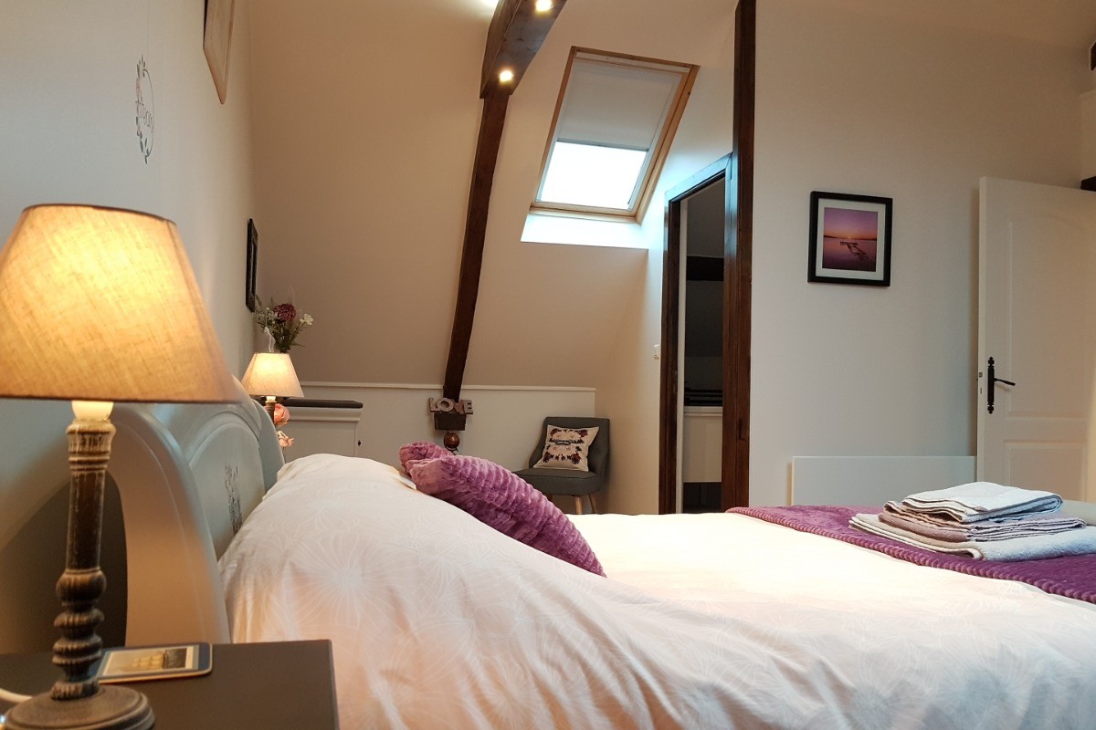 Suite parentale pour 2 personnes avec dressing et coin détente (lit 140 cm). Accès salle d'eau douche balnéo et WC.