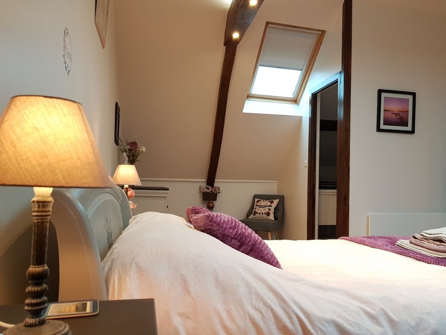 Suite parentale pour 2 personnes avec dressing et coin détente (lit 140 cm). Accès salle d'eau douche balnéo et WC.