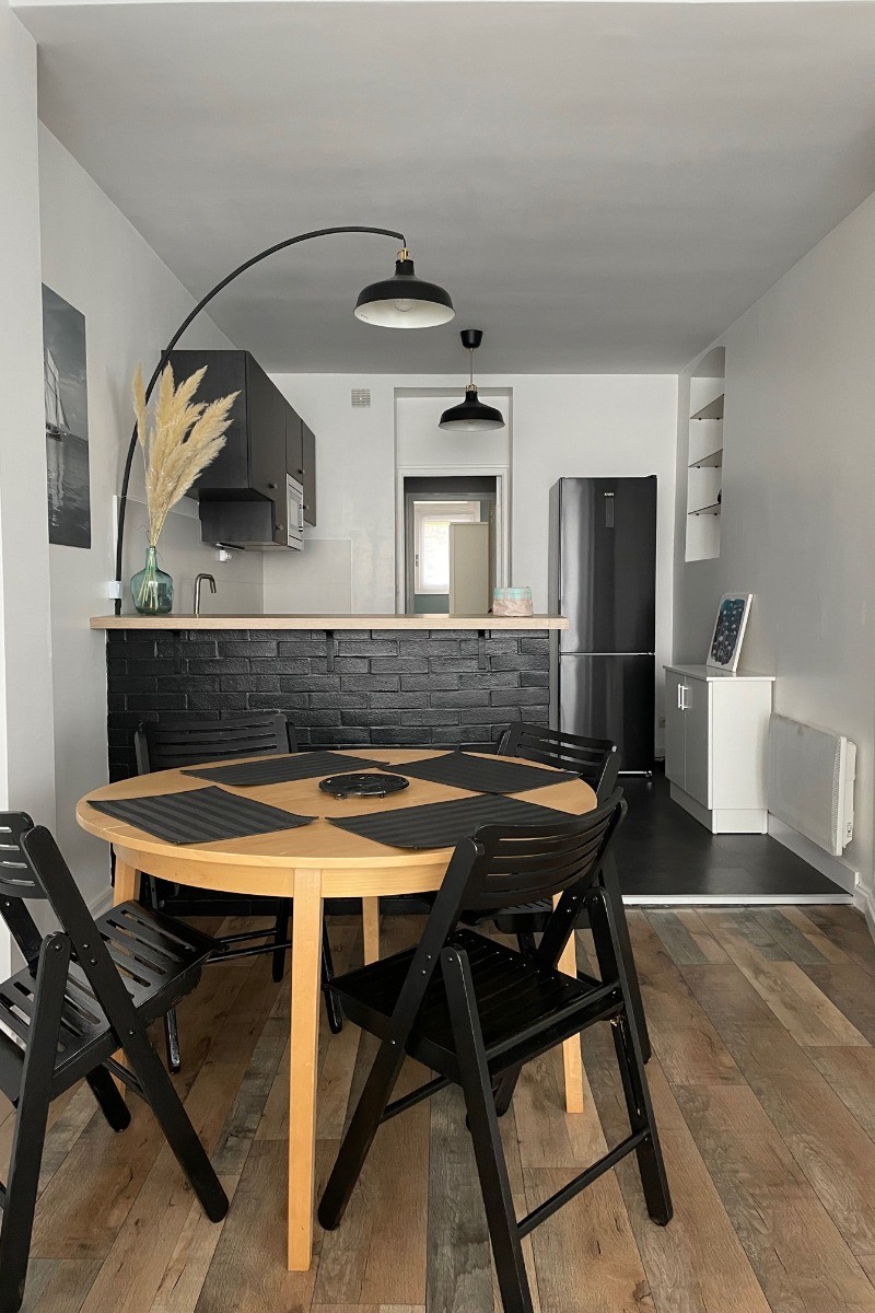 Cuisine toute équipée et séjour pour 4 personnes.