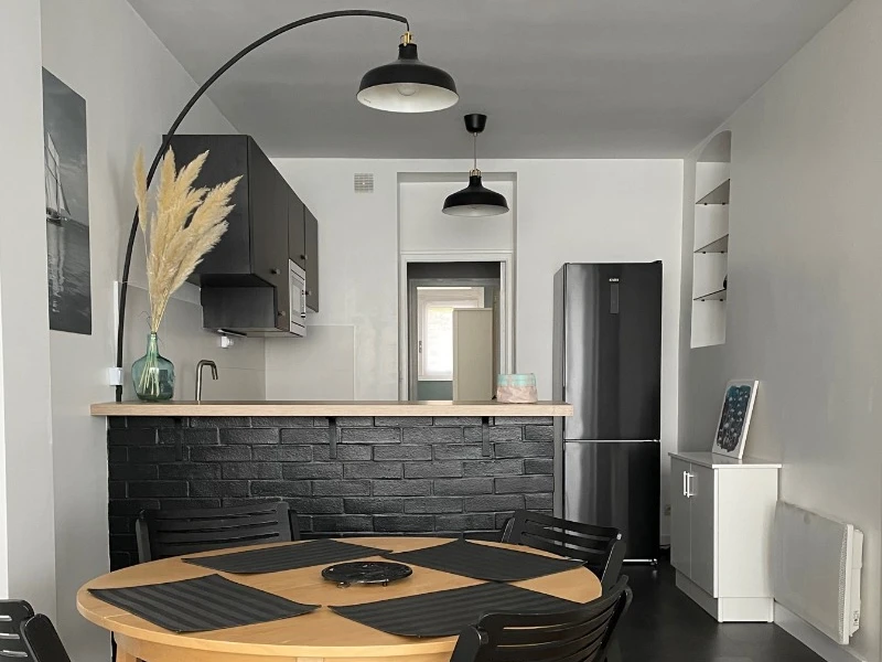 Cuisine toute équipée et séjour pour 4 personnes.