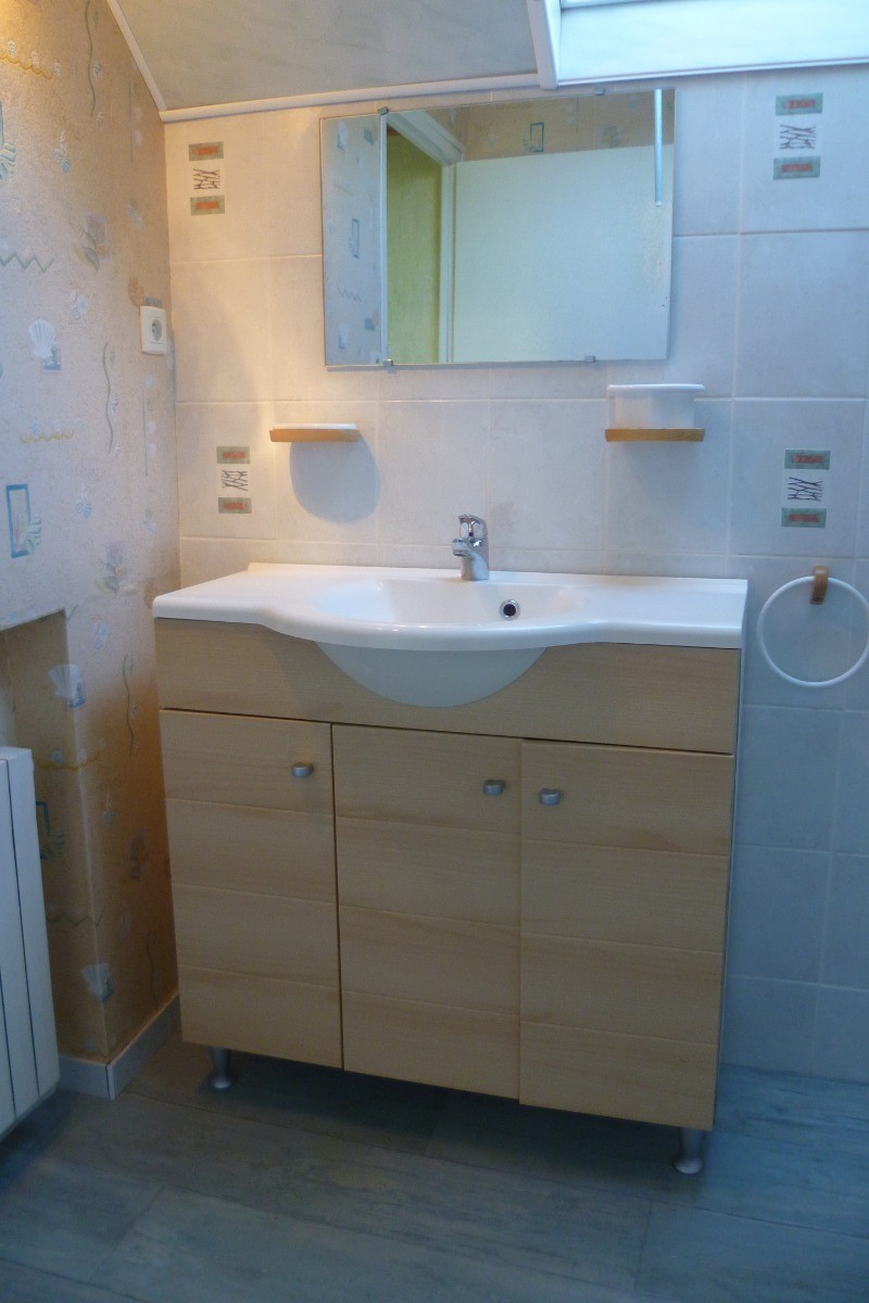 Salle de bain avec WC