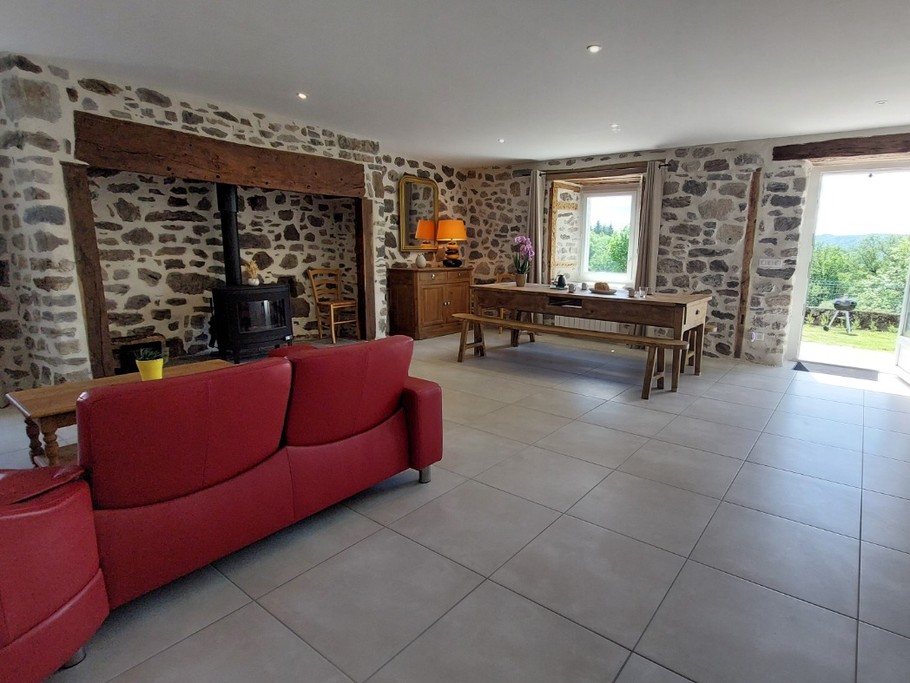 Le séjour de plain-pied avec la terrasse