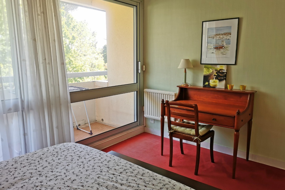 bureau et balcon dans la chambre
