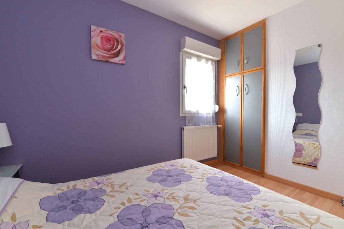 La chambre du rez de chaussé avec son placard et son miroir.