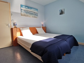 Etage : Chambre 3 avec 2 lits 90