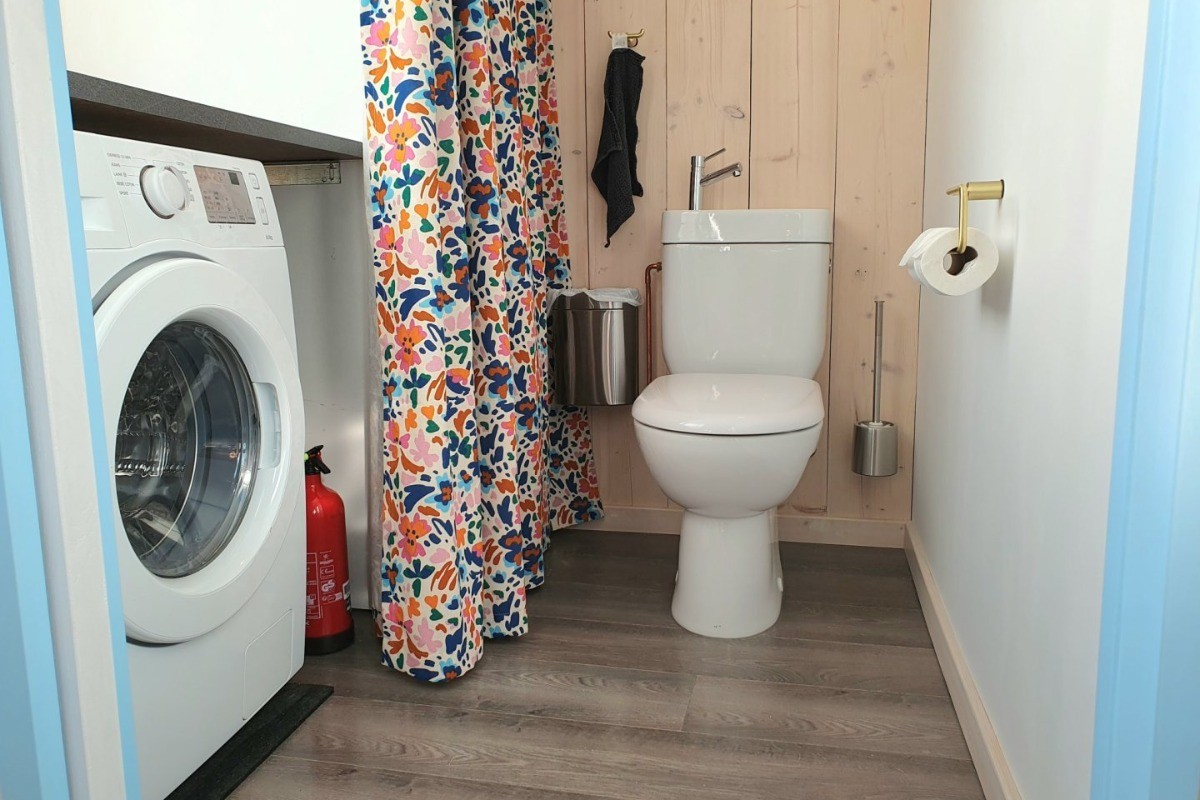WC séparé avec espace buanderie et lave-linge