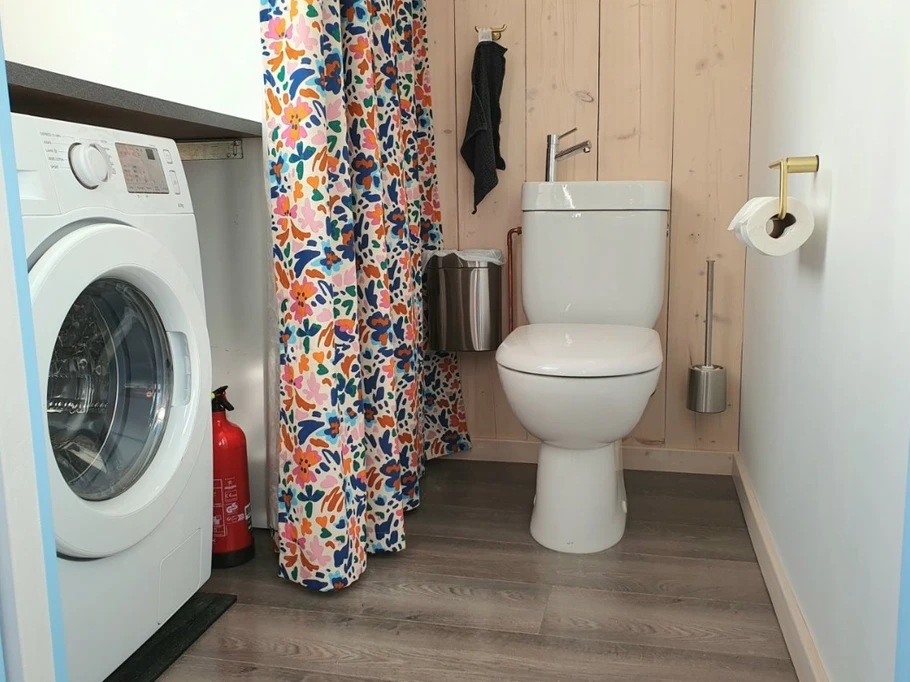 WC séparé avec espace buanderie et lave-linge