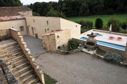 Les Ânes de Forcalquier : piscine, cour et bâtisse