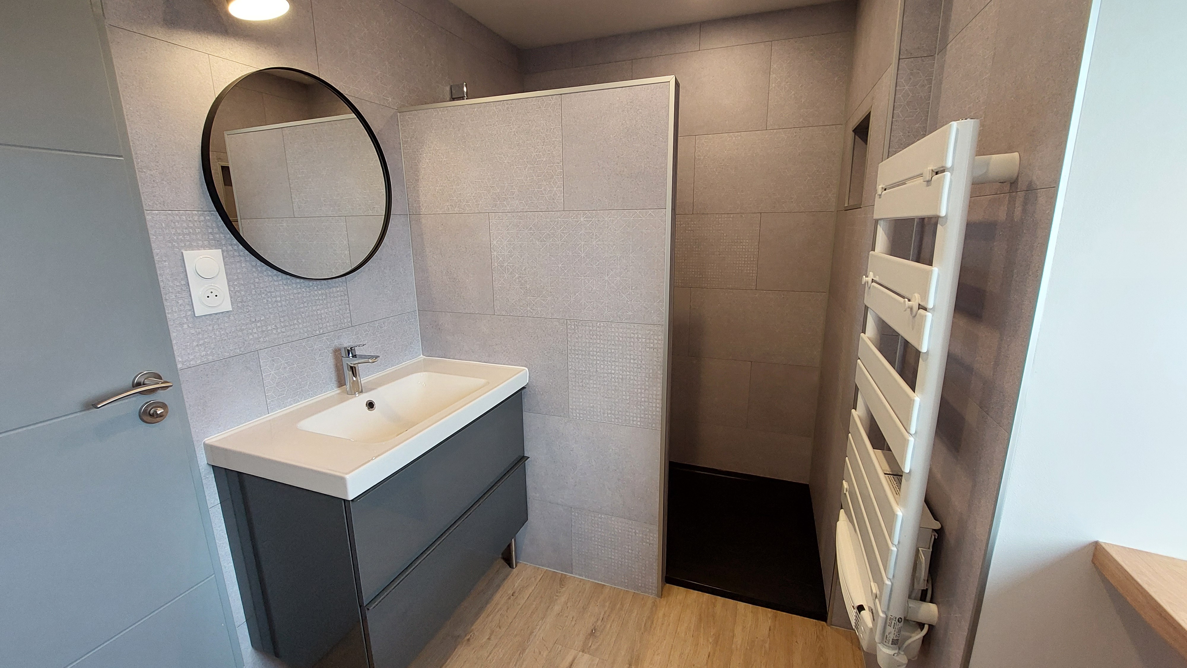 Deuxième vue de la salle de bain équipée, espace fonctionnel et propre.