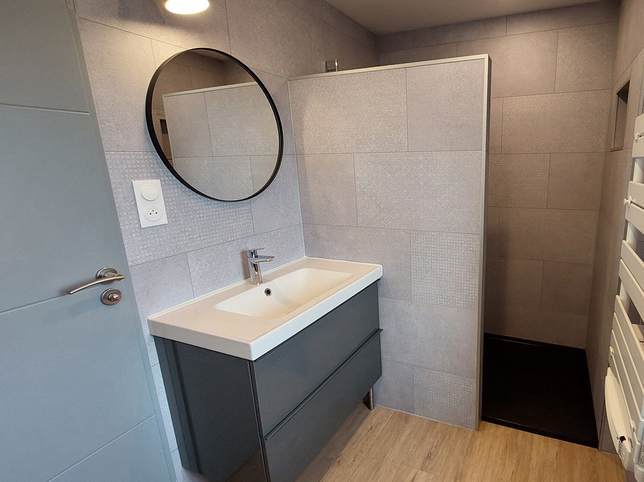 Deuxième vue de la salle de bain équipée, espace fonctionnel et propre.