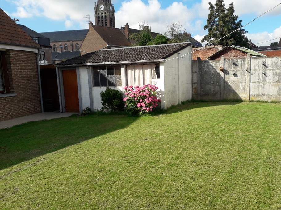 Le jardin avec la dépendance pour les vélos