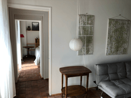 La chambre vue du salon