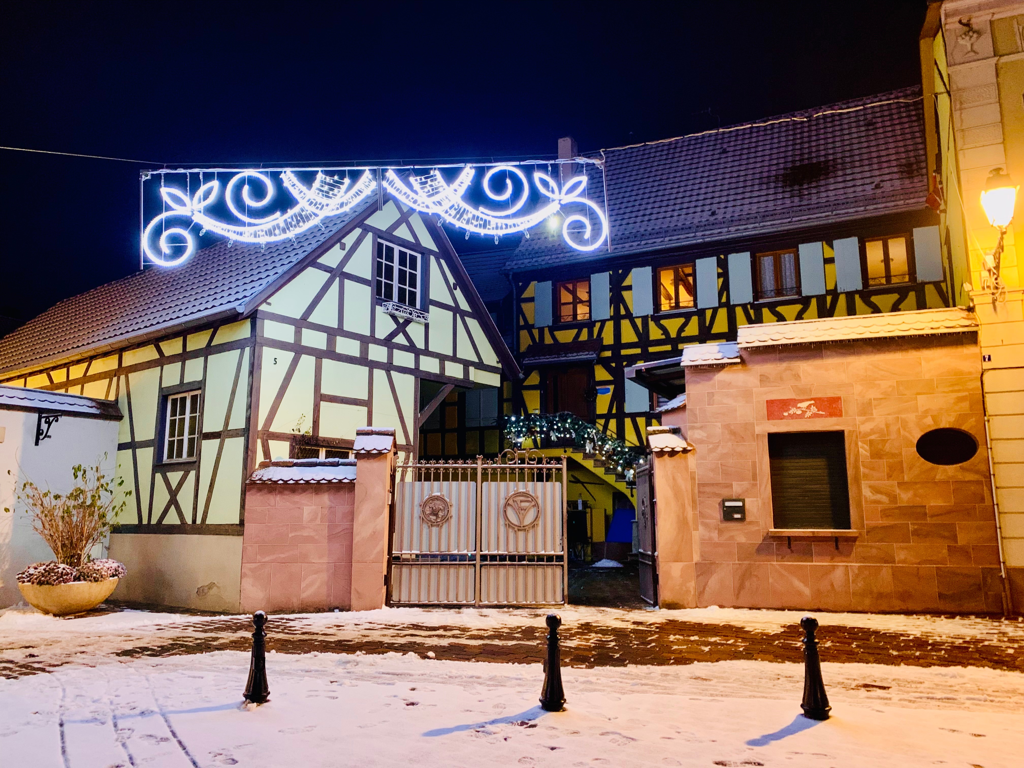 En décembre, notre maison revêt ses plus belles décorations et se pare d’un joli manteau blanc