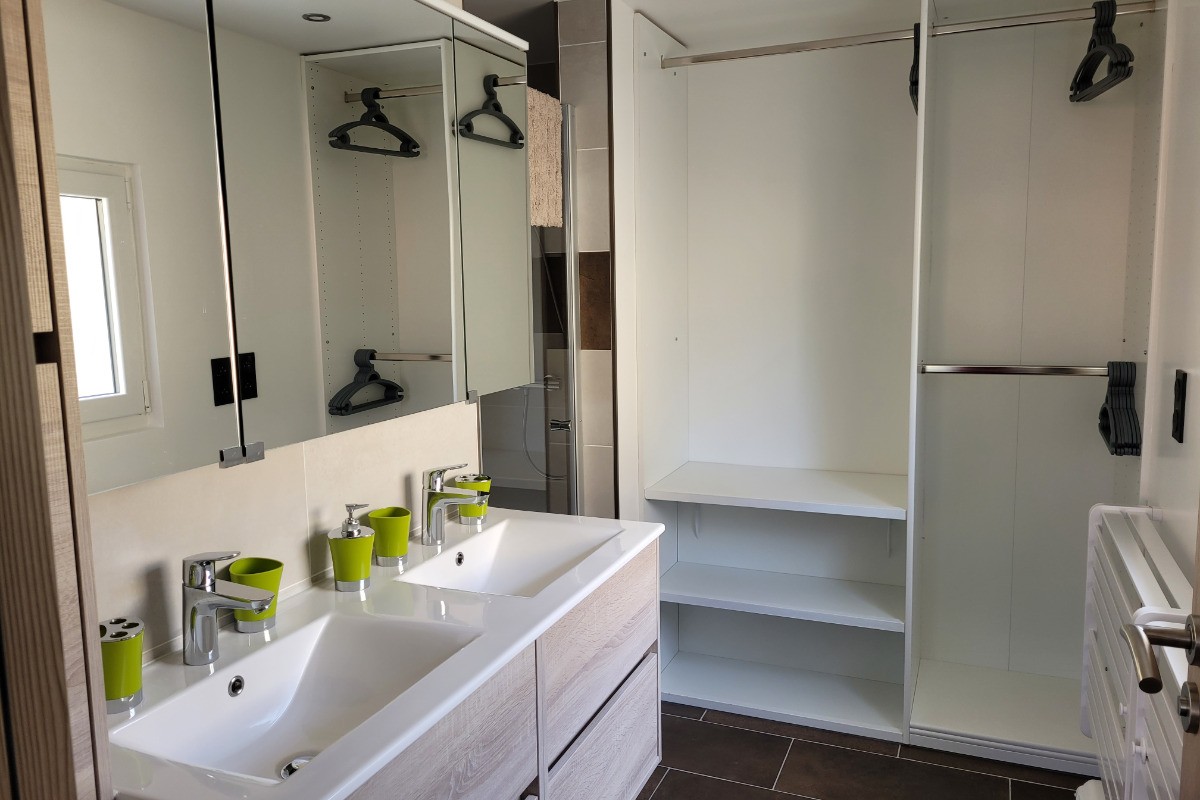 Salle d'eau RDC avec penderie