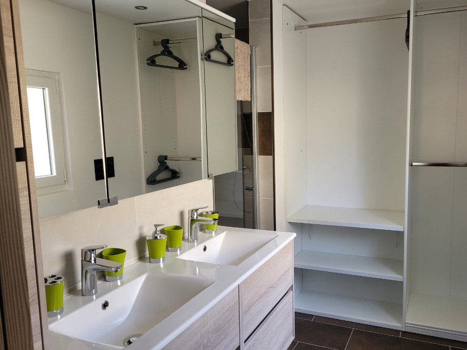 Salle d'eau RDC avec penderie