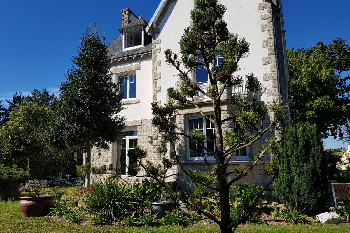 LA MAISON PAR UNE BELLE JOURNÉE DE SEPTEMBRE