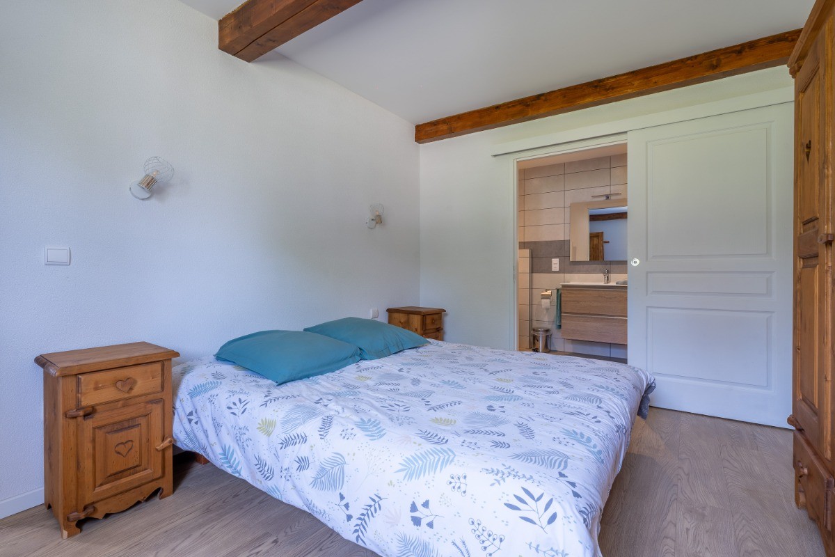 Chambre suite parentale avec accès direct à la salle d'eau (douche à l'italienne, meuble vasque, wc, machine à laver le linge)
Literie latex en 160X200