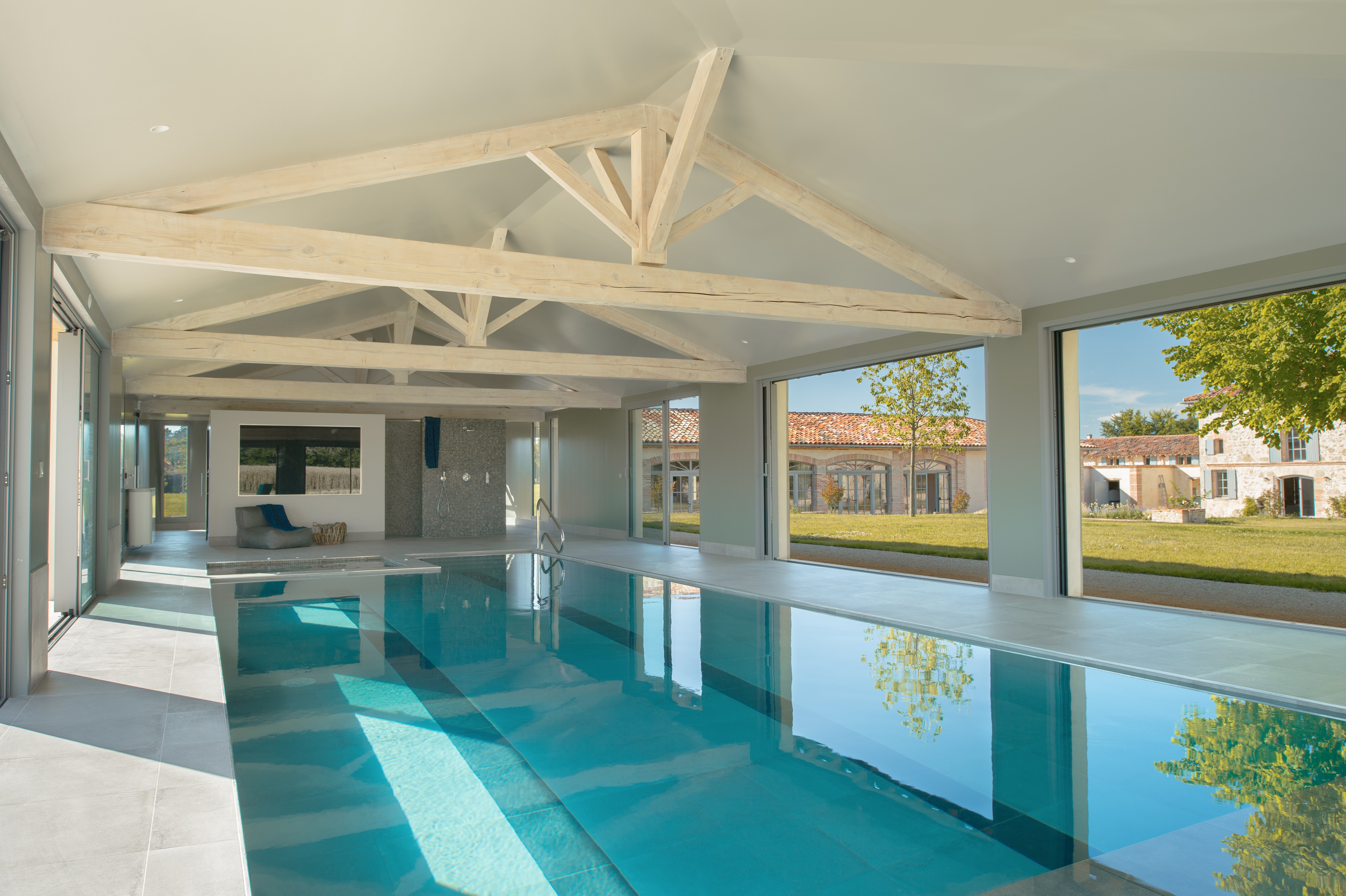 la Bélonie -Tarn - Occitanie- Piscine intérieure chauffée balnéo