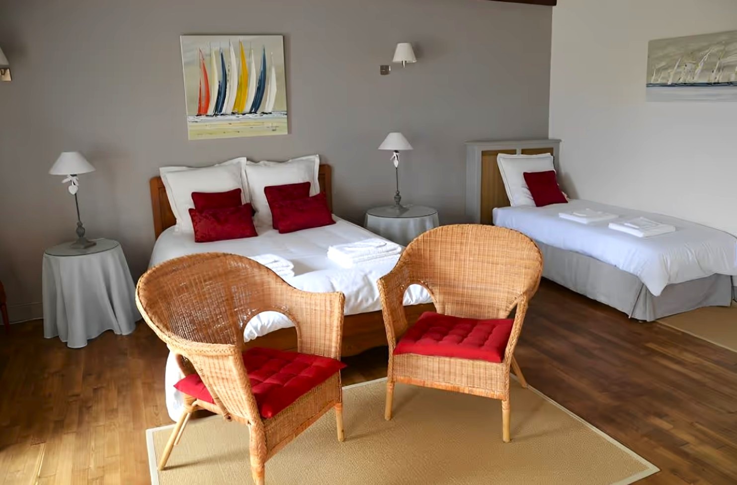 Chambre de plain-pied pour 2 à 3 personnes, avec bureau, TV et salle d'eau communicante aménagée PMR