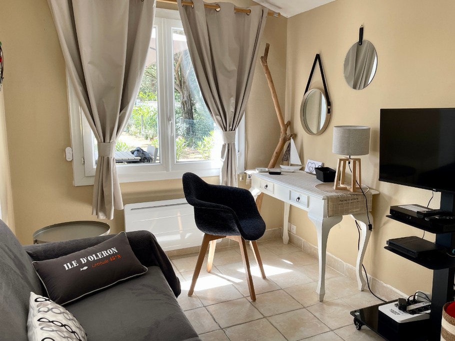 Salon avec coin bureau.