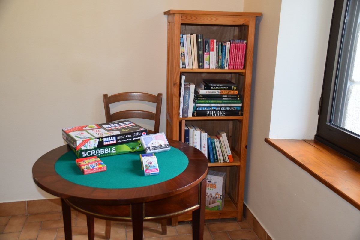 bureau, coin lecture et jeux de société