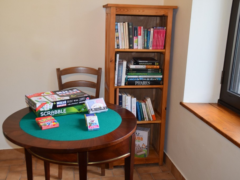 bureau, coin lecture et jeux de société