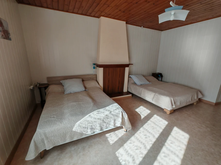 Chambre avec 2 lits en 140