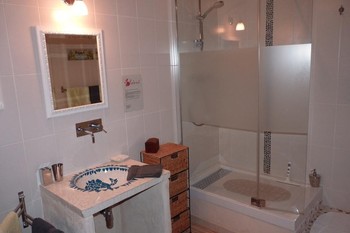 A Montdurausse, dans le Tarn , douche à l'italienne de la chambre aigue marine.