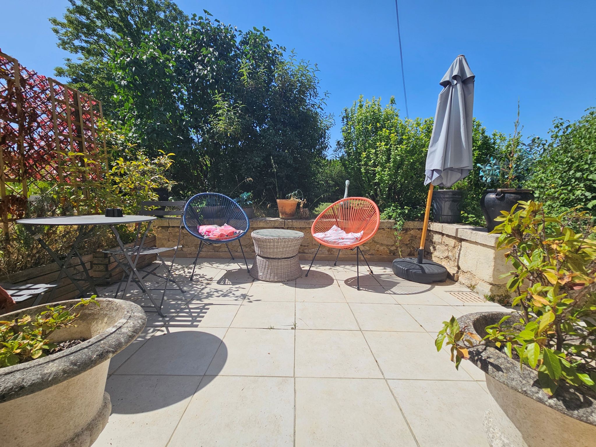 Private terrace in the gite with access to the Spa and swimming pool at Mas Réolais