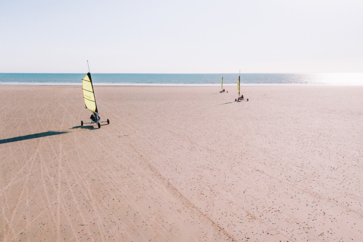 Char à voile sur la plage