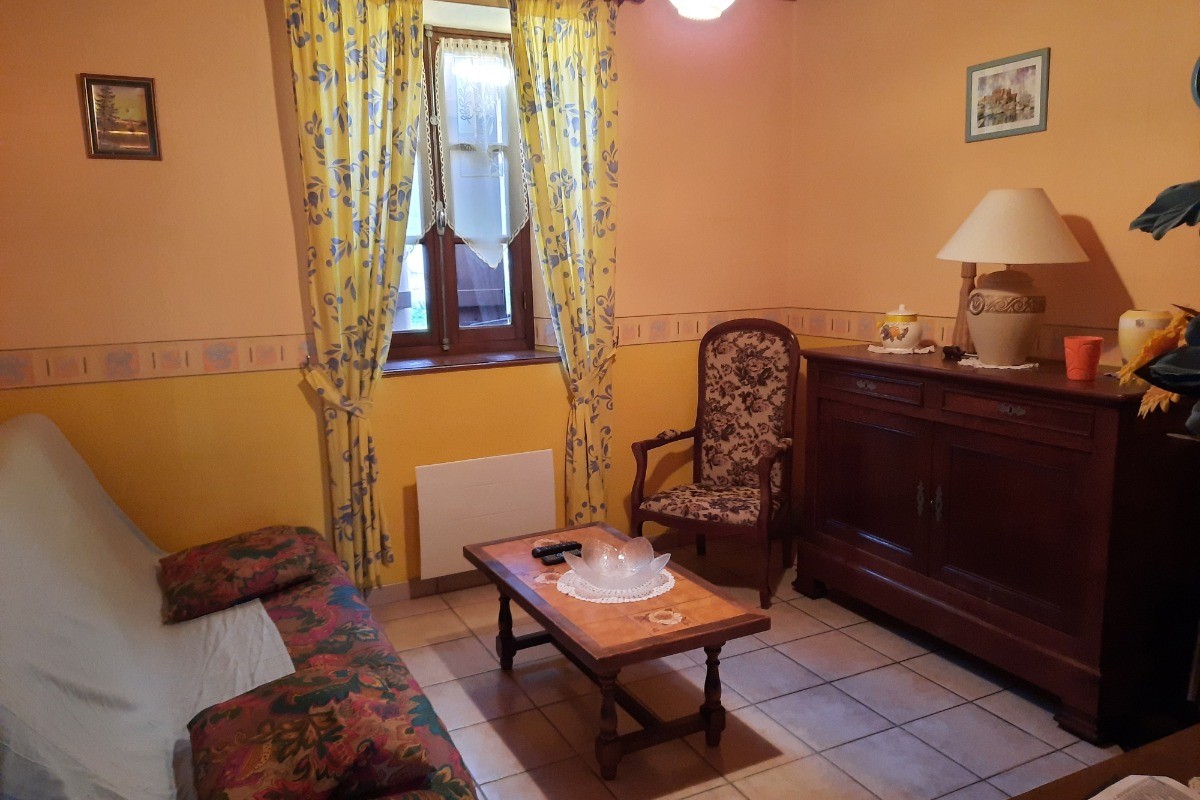 Gîte Clévacances, Chéniers, Creuse - Salon avec TV et canapé convertible (côté nord)