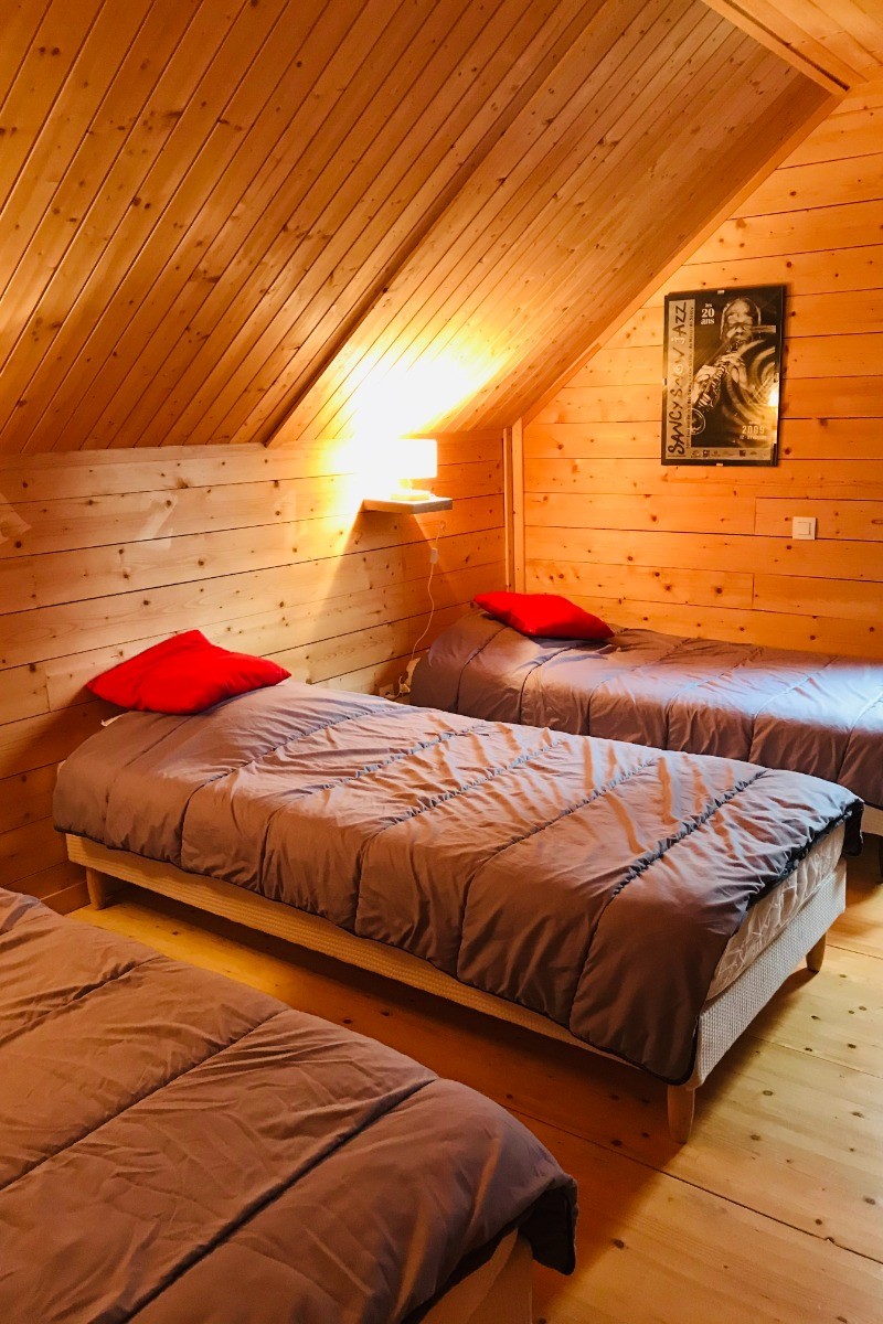 Chambre n°4 à l'étage : composée de trois lits simples + espace TV