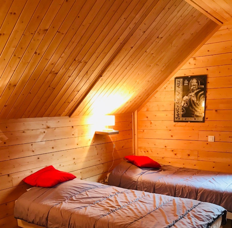 Chambre n°4 à l'étage : composée de trois lits simples + espace TV