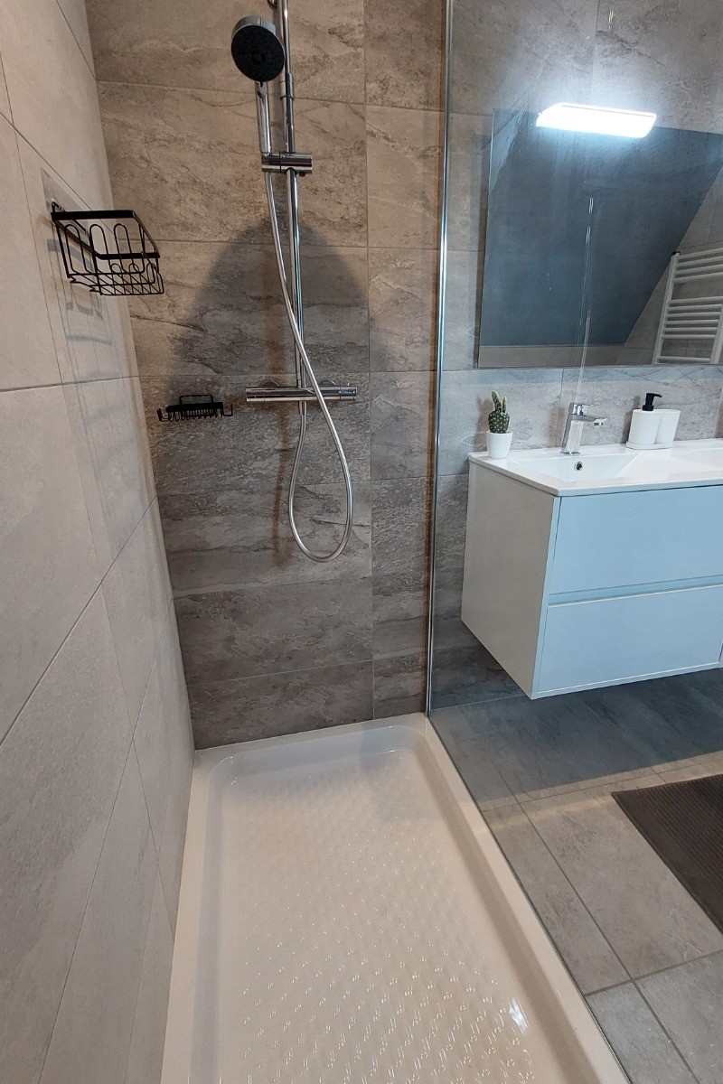 Salle de bain moderne avec douche à l'italienne