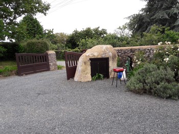 Le puits fermé et sa pompe- Eau NON potable