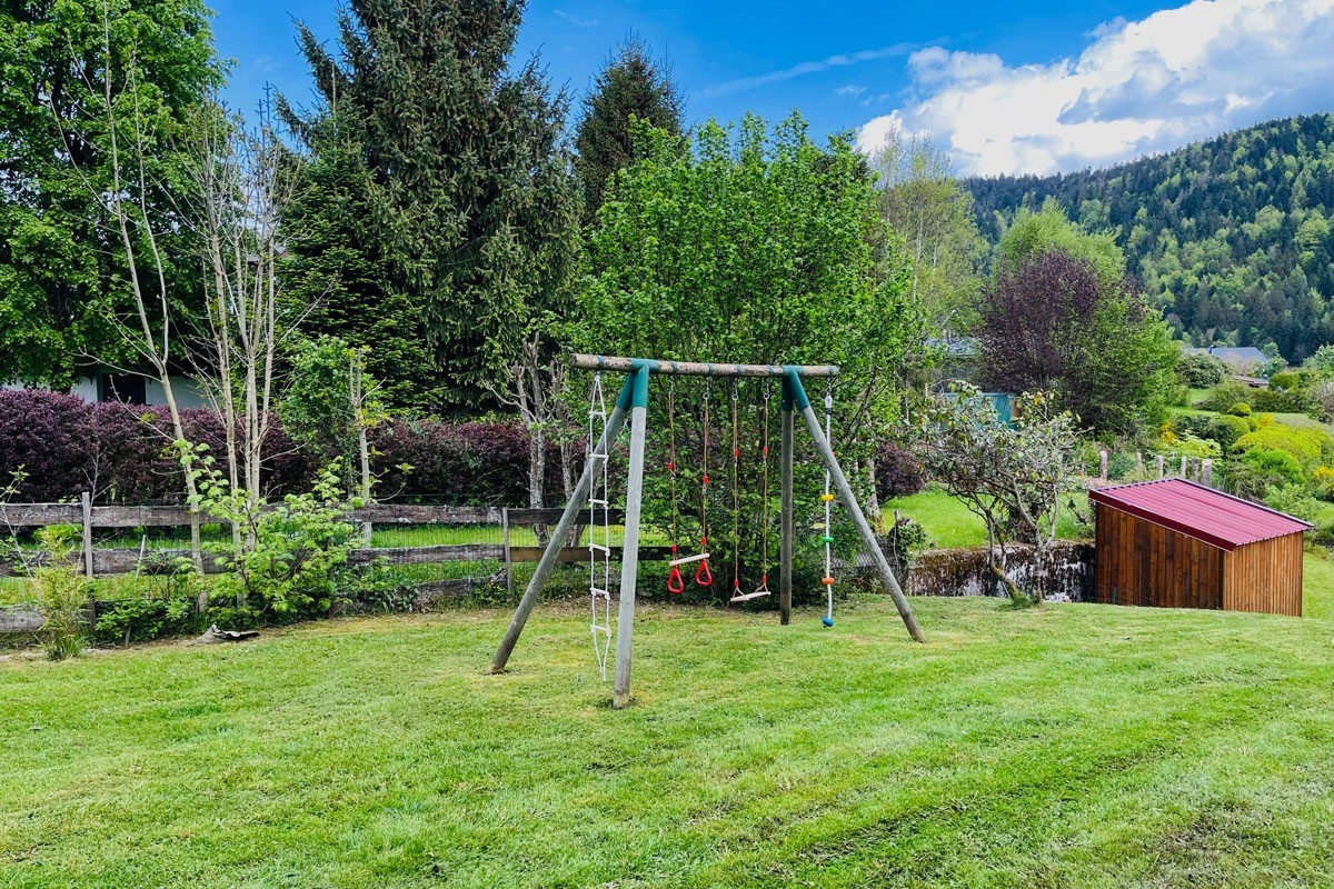 Espace extérieur avec balançoire et barbecue