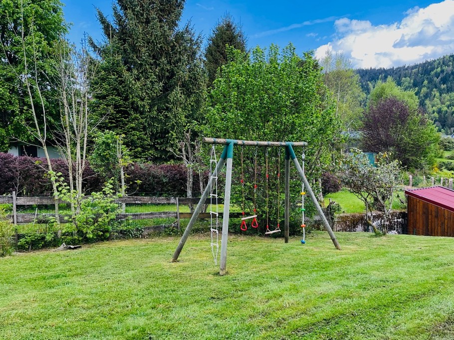 Espace extérieur avec balançoire et barbecue