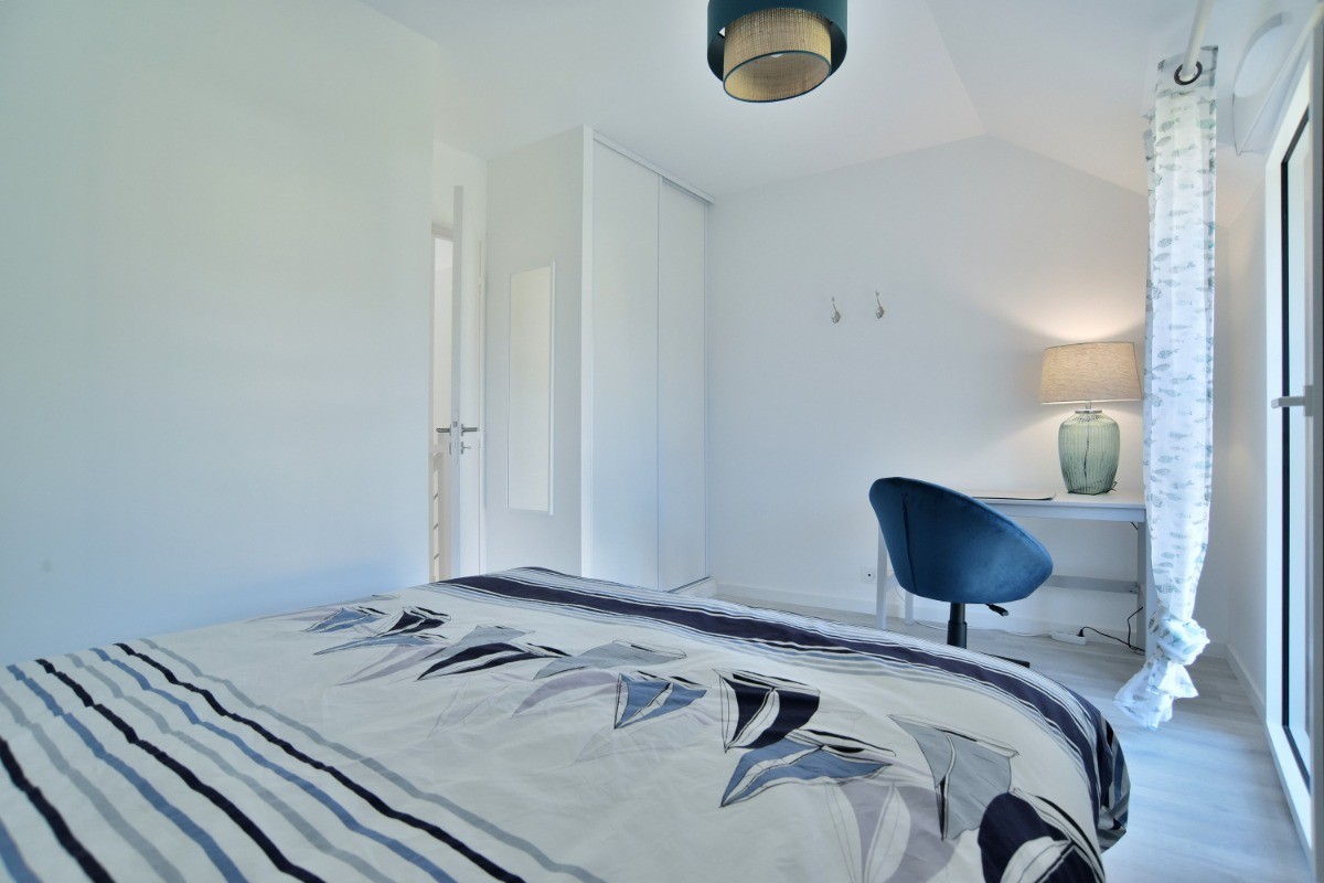 A l'étage coté jardin, chambre pour 2 personnes avec un lit queen size (160x200 cm) avec penderie et coin bureau.
