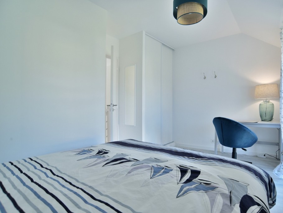 A l'étage coté jardin, chambre pour 2 personnes avec un lit queen size (160x200 cm) avec penderie et coin bureau.