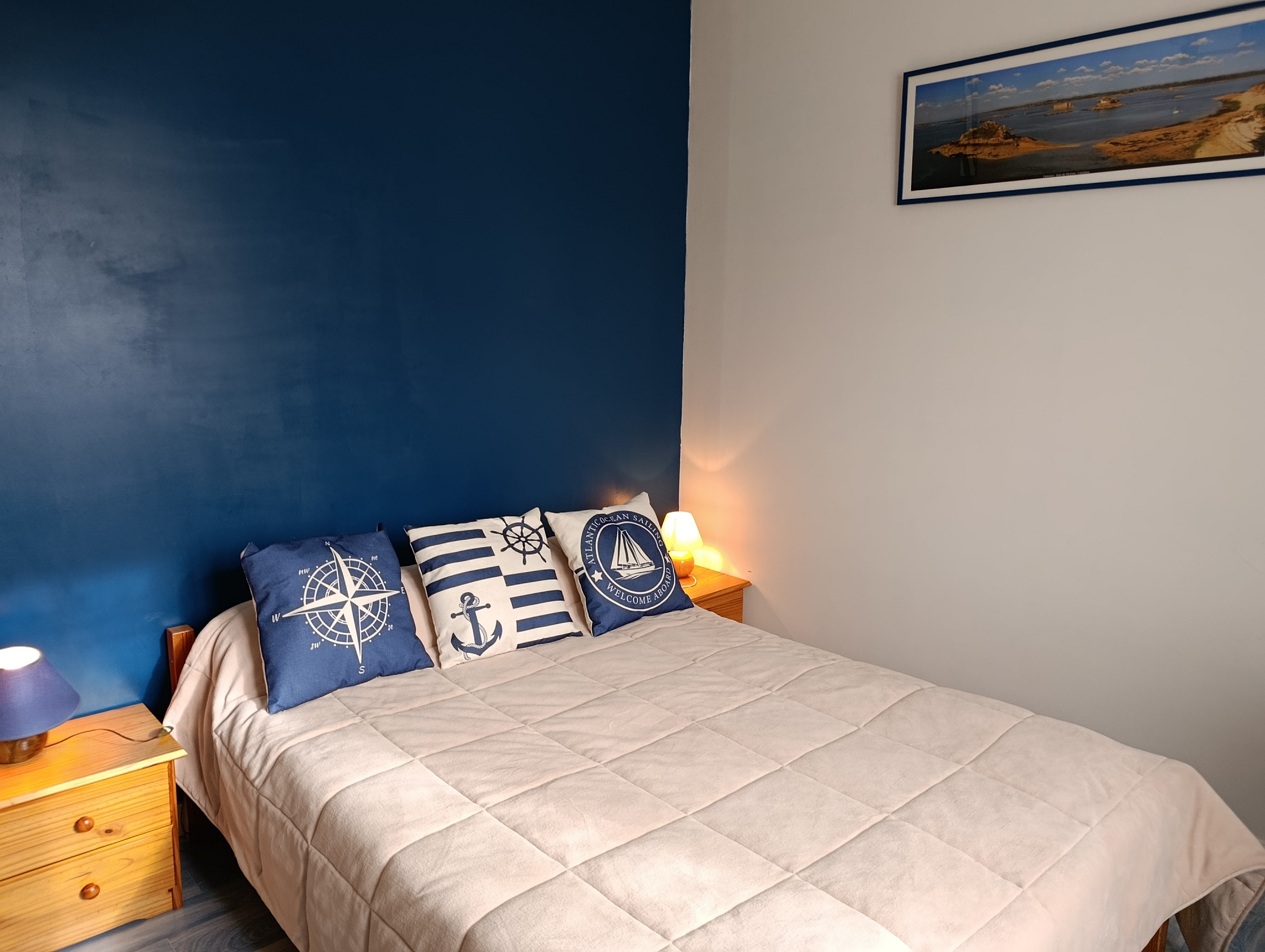 Une chambre avec un lit 140